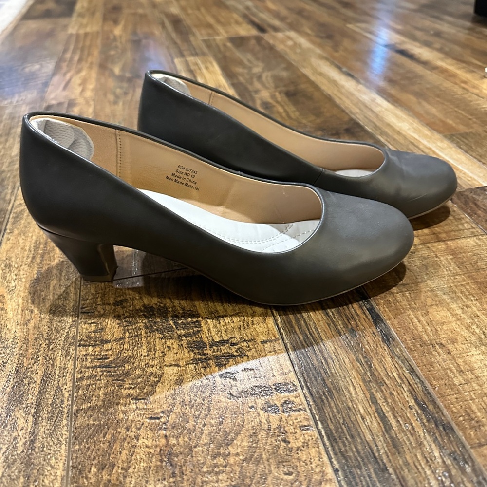 Journey Collection Gray Women's Pumps